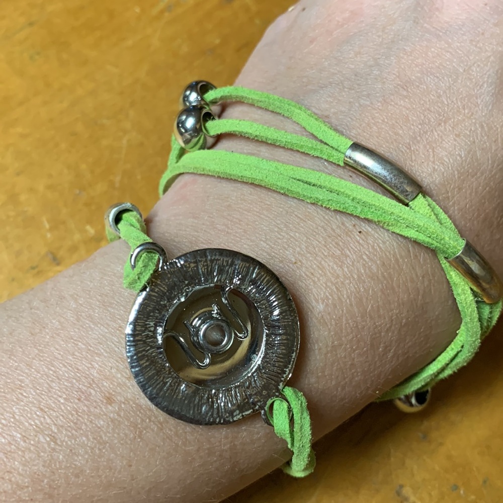 Green wrap bracelet with 3 interchangeable button designs - Picture 8 of 10